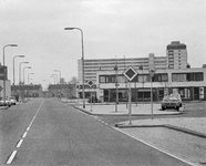 46510 Gezicht in de Japurádreef te Utrecht, met een opvallend groot aantal voorrangsborden bij de zijstraten. Rechts ...